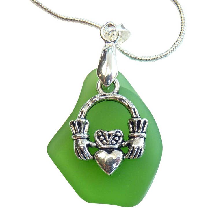 Collier avec pendentif en verre de plage Claddagh celtique, bijou irlandais pour la vente par Snazzy and Co