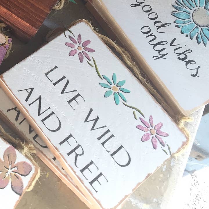 Live Wild & Free l Décoration de dortoir l Crèche pour la vente par Mahalo Market