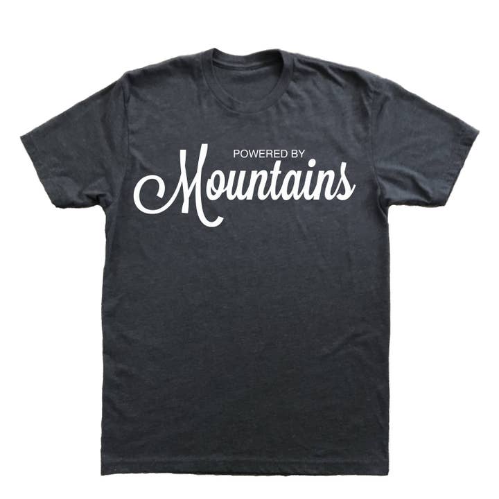 T-shirt moyen - Powered By Mountains pour la vente par Ingrained Apparel