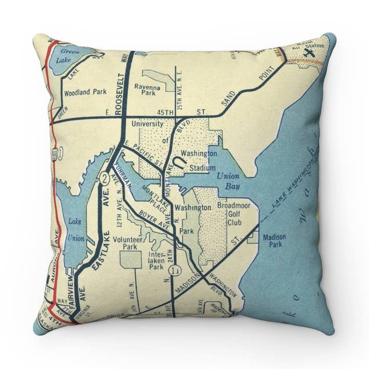 Coussin carte de l'Université de Washington pour la vente par Daisy Mae Designs