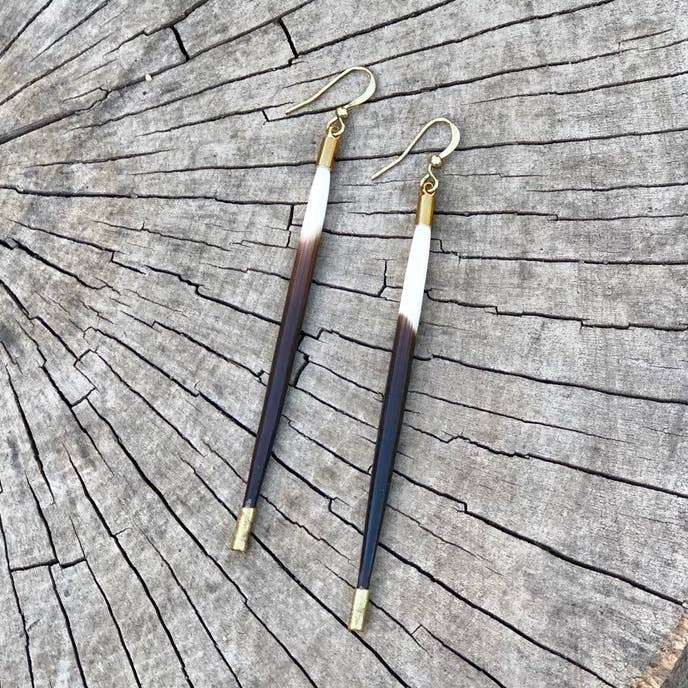 ASTALI örhängen med korta piggsvinsnålar i svart/brunt och elfenben, mässing för wholesale av ASTALI