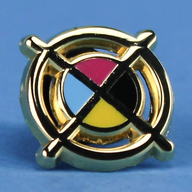 Broche en émail marque d'immatriculation pour la vente par AD Aesthetic