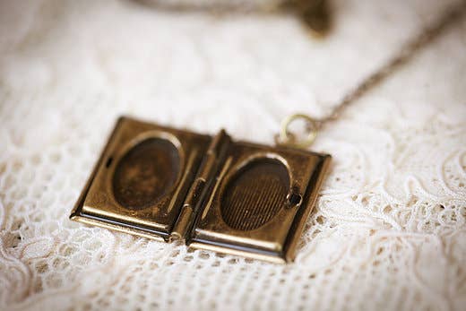 Adorned by Aisha - Vendita all'ingrosso Collane con medaglione - Collana con ciondolo libro stile Jane Eyre2