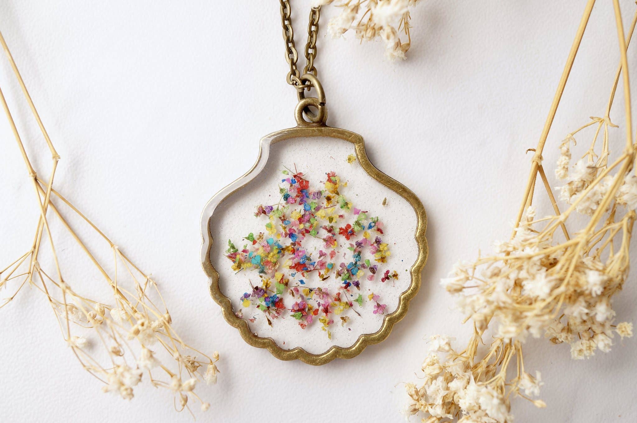 Ann + Joy - Wholesale Pendant/Charm Necklace - Seashell in Party Mix Real Dried Flowers in Resin Necklace0