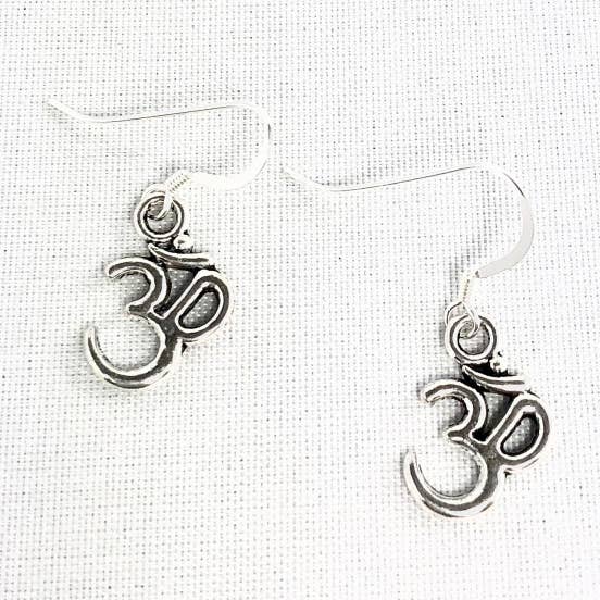 Boucles d'oreilles Om pour la vente par Gillian Inspired Designs