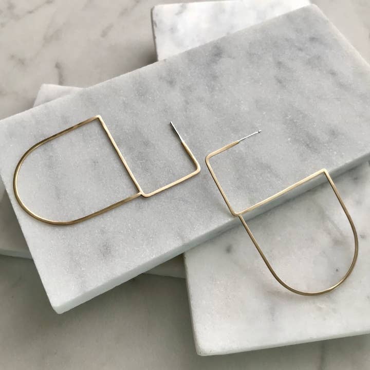 Borchie rotonde Lucy per la vendita all'ingrosso da parte di Zil Jewelry