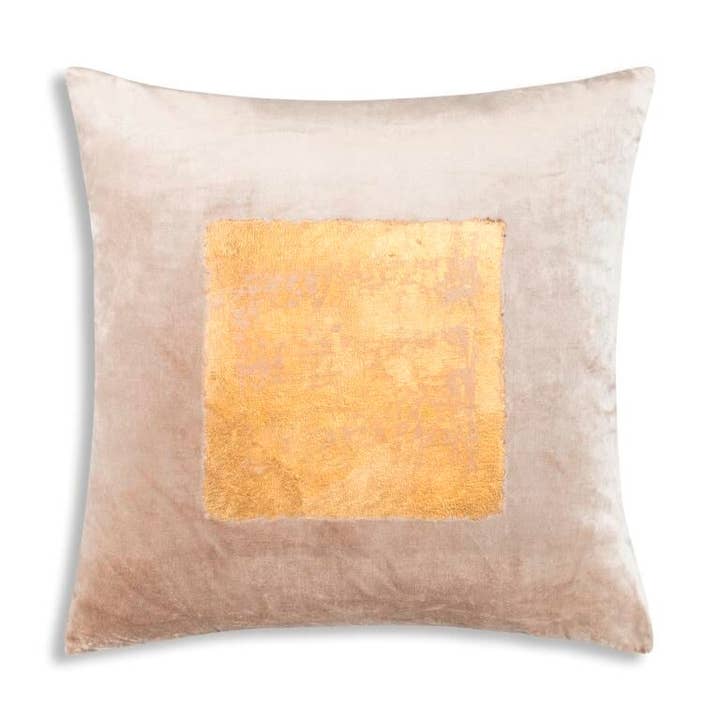 Verona Coussin en velours doré pour la vente par Cloud 9 Design