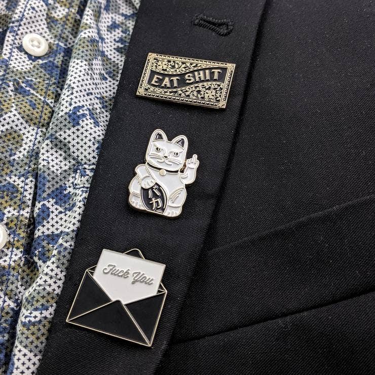 Badaboöm Studio – wholesale Nål och knapp för kavajslag – Fuck You - Emaljpin från Badaboöm Studio3