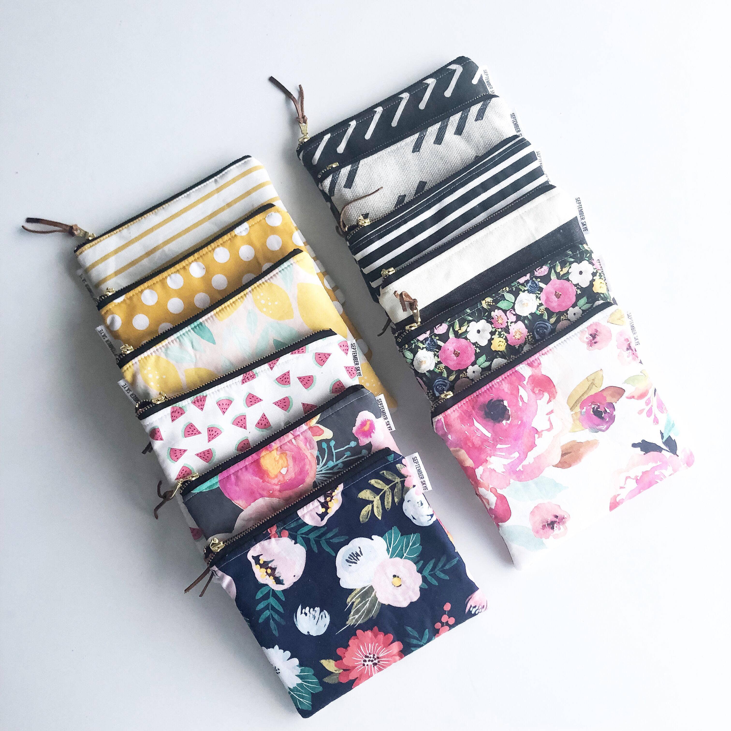 September Skye Bags & Accessories - Wholesale Handtasje - Dames - Eenvoudig zakje met ritssluiting in grijze bloemen1