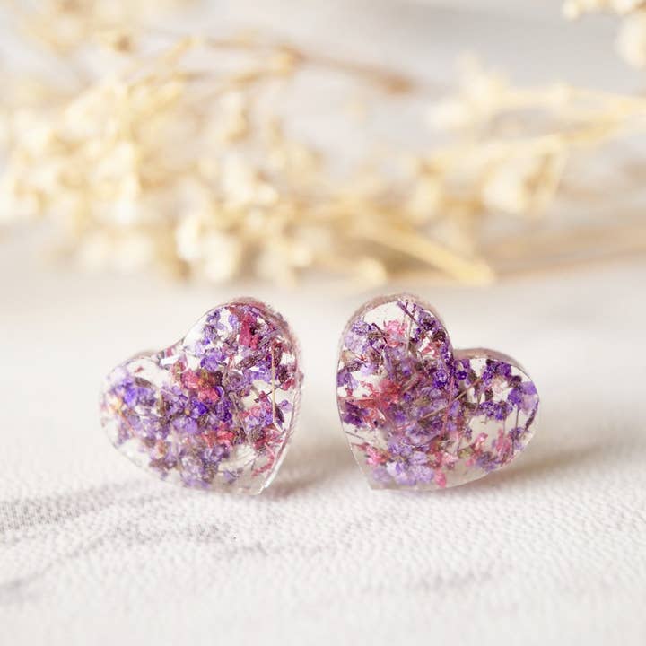 Ann + Joy - Vendita all'ingrosso Orecchini a bottone - Orecchini a perno a forma di cuore con fiori secchi e resina1