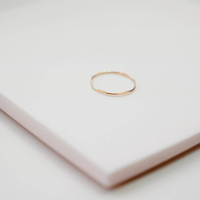 Simple guld Hex stabling Ring for engroshandel hos Devi Arts Collective