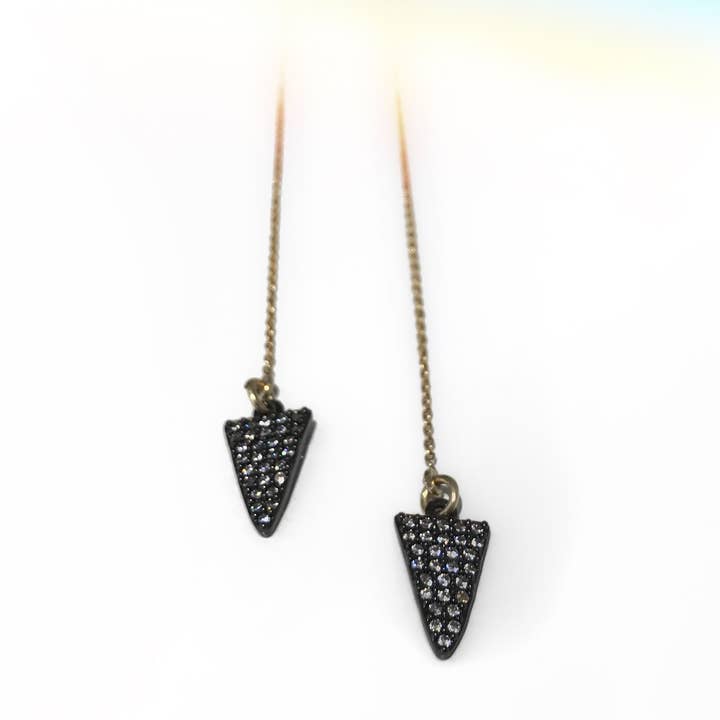 Brincos Threader Triangle Gold Fill e Ródio Negro por atacado de Ali's Collection