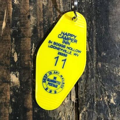 Motel Key Fob - Glad Camper for engroshandel hos The 3 Sisters Design Co.