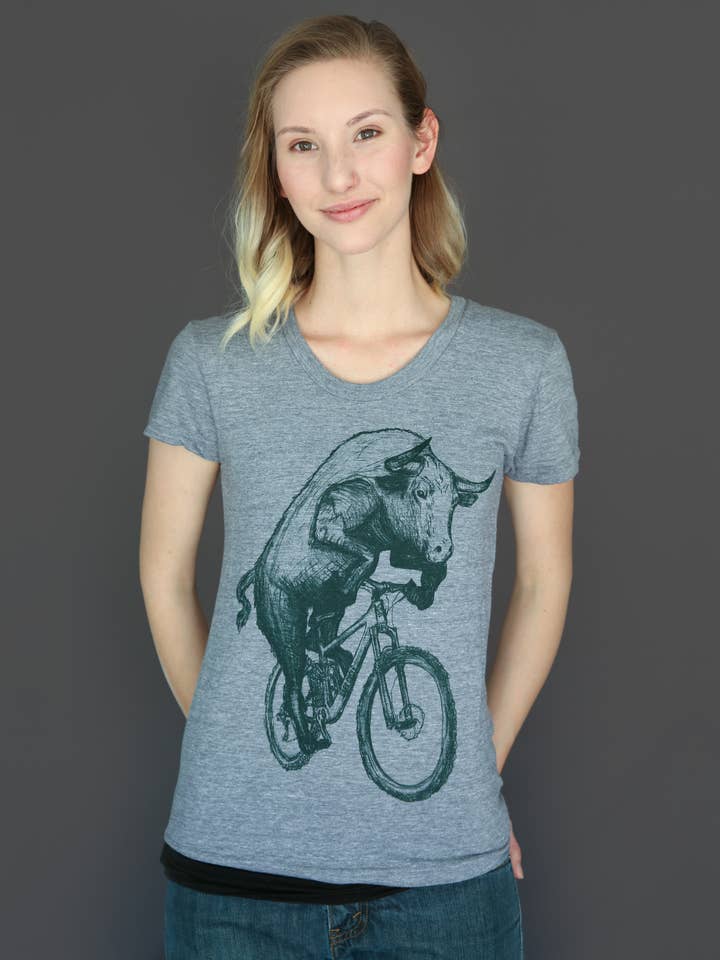 Chemise Bull On A Bicycle pour femme pour la vente par Dark Cycle Clothing