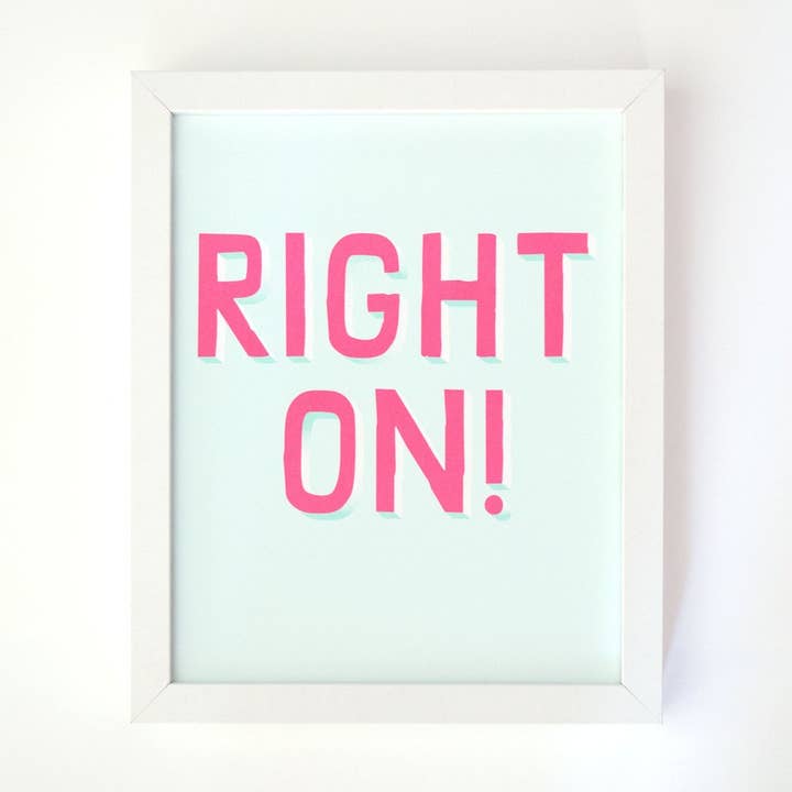 À droite ! Affirmation Impression Offset En Menthe Et Rose Fluo pour la vente par Banquet Workshop