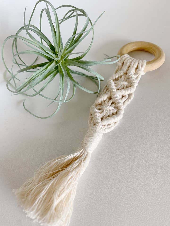 Macrame-bijtring „OLIVE” voor wholesale door Knotty Red Fox Macrame