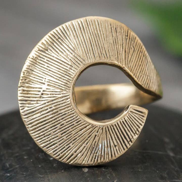 Anello in ottone a ricciolo inciso aperto per la vendita all'ingrosso da parte di Baizaar