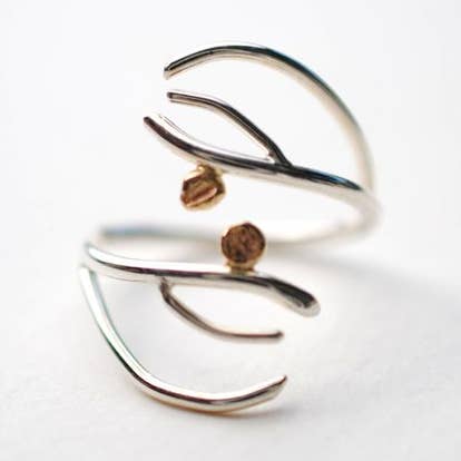 Bague ornée de bois en argent et ornée de racines pour la vente par LettersToSarah Metalsmithing