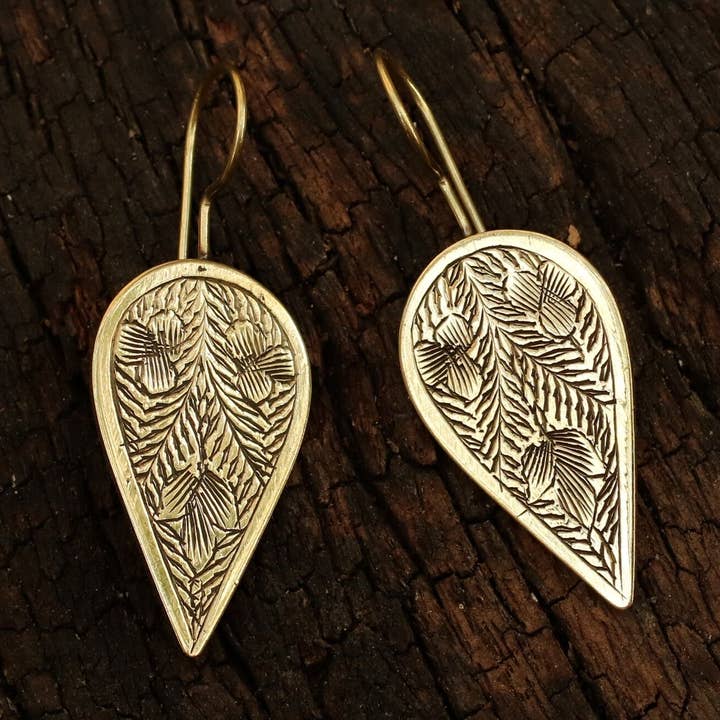 Oorbel met geëtste bloemblaadjes van messing voor wholesale door Baizaar