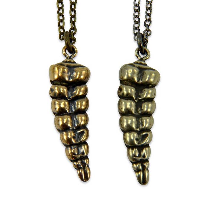 Moon Raven Designs - Venta al por mayor Collares con colgantes/abalorios - Collar con cola de serpiente de cascabel, color bronce