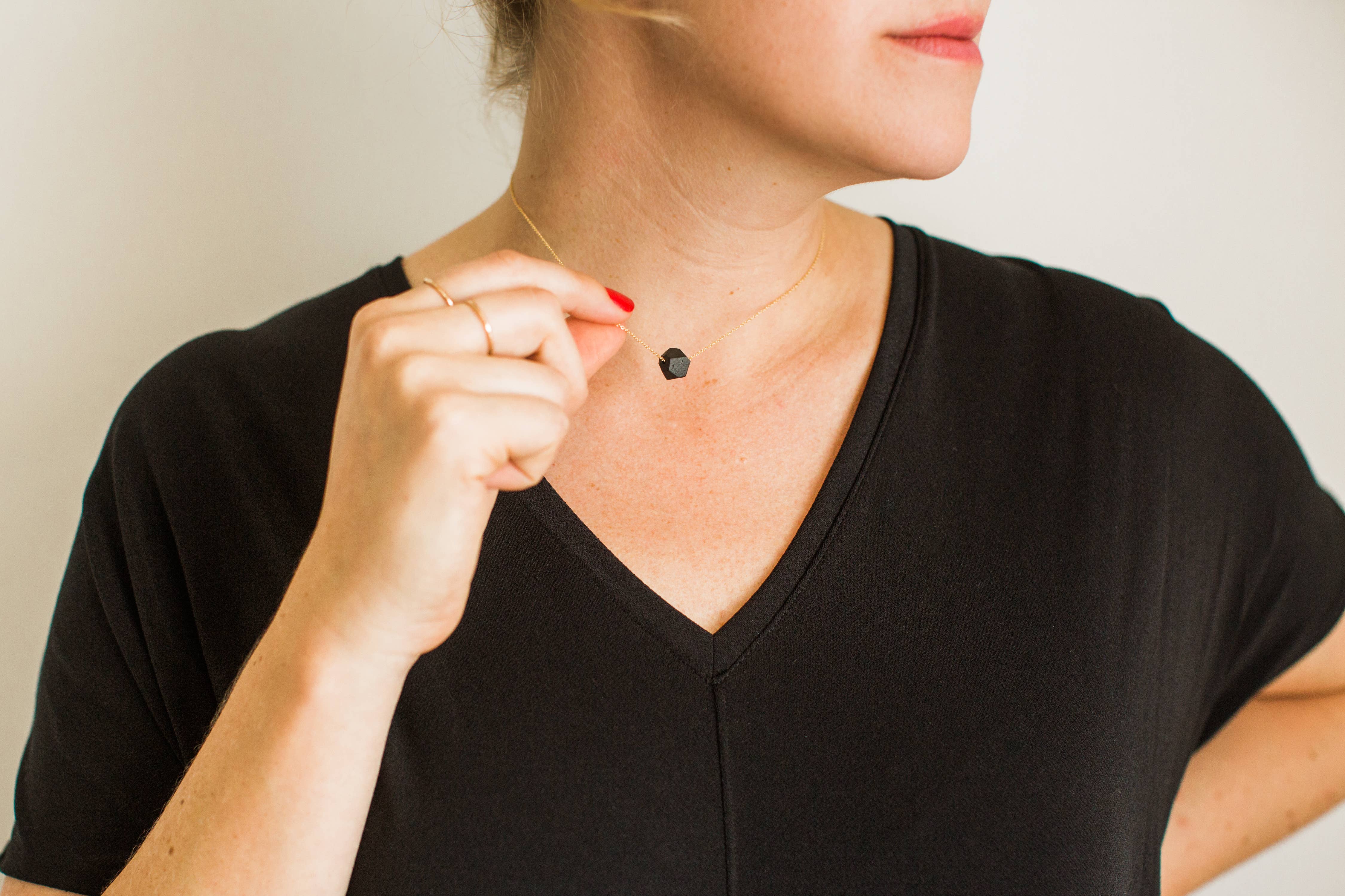 Jenna Vanden Brink Ceramics – wholesale Hänge-/berlockhalsband – Petite facetterade porslin halsband9