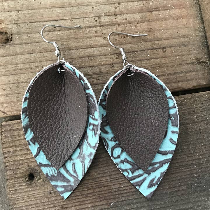 Orecchini in pelle turchese e marrone per la vendita all'ingrosso da parte di Jill's Jewels