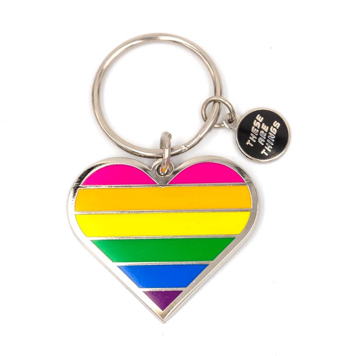 Porte-clés en émail cœur de la fierté pour la vente par These Are Things