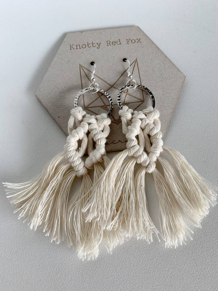 Sterling zilveren Margaux macramé oorbellen voor wholesale door Knotty Red Fox Macrame