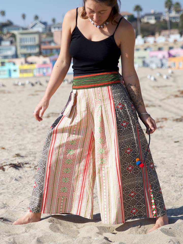 Pantalon gaucho ethnique Hmong avec pompons pour la vente par Zig Zag Asian Collection