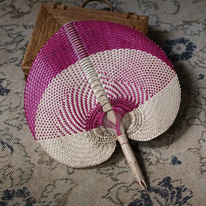 Ventilateur à main tissé Bali Aphrodite pour la vente par Brunna Co