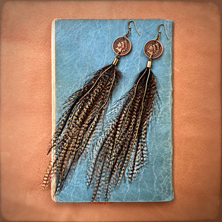 Coq de León Indian Cent och långa fjäderörhängen – Coq de Leon, Western-stil för wholesale på Faire11