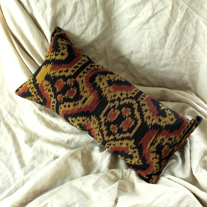 Coussin décoratif tissé à la main tribu Java 30,5 x 24 po pour la vente par Brunna Co