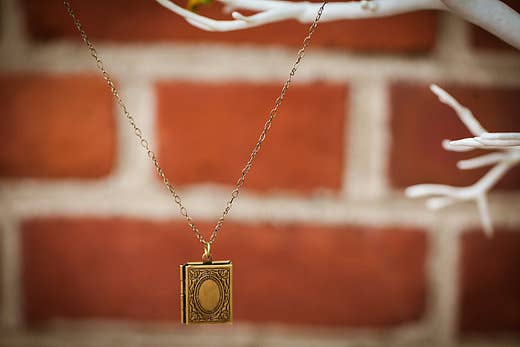 Adorned by Aisha - Vendita all'ingrosso Collane con medaglione - Collana con ciondolo libro stile Jane Eyre1