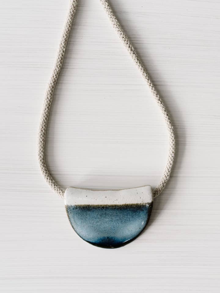 Blæk halv måne halskæde for engroshandel hos Woodfolk