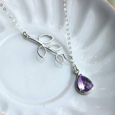 Collier Lariat Lavande Lilas pour la vente par Laalee Jewelry