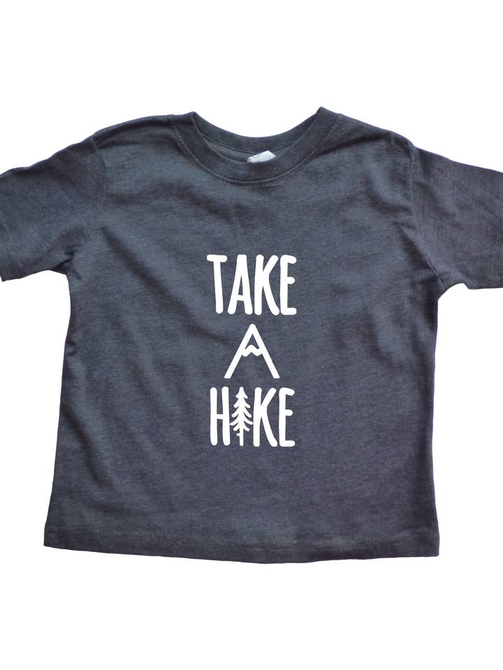 Camicia da bambino in antracite con scritta «Take A Hike» per la vendita all'ingrosso da parte di Outdoorable Apparel