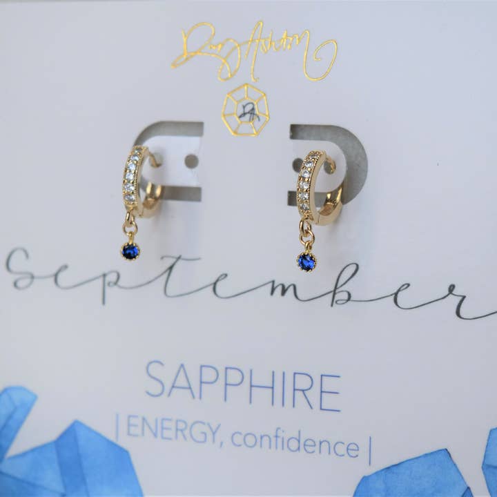 Safir Huggie Øreringe - September for engroshandel hos Rory Ashton Jewelry
