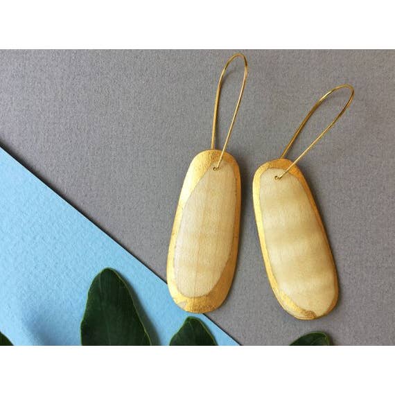 Orecchini ovali con bordi in legno di sicomoro e oro 24 carati per la vendita all'ingrosso da parte di Kohli Kraft