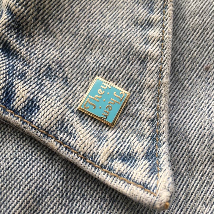Pronomen Emaille Pins für den Großhandel von Lady No Brow
