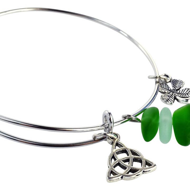 Bracelet réglable avec nœud triquetra celtique, bijou irlandais pour la vente par Snazzy and Co