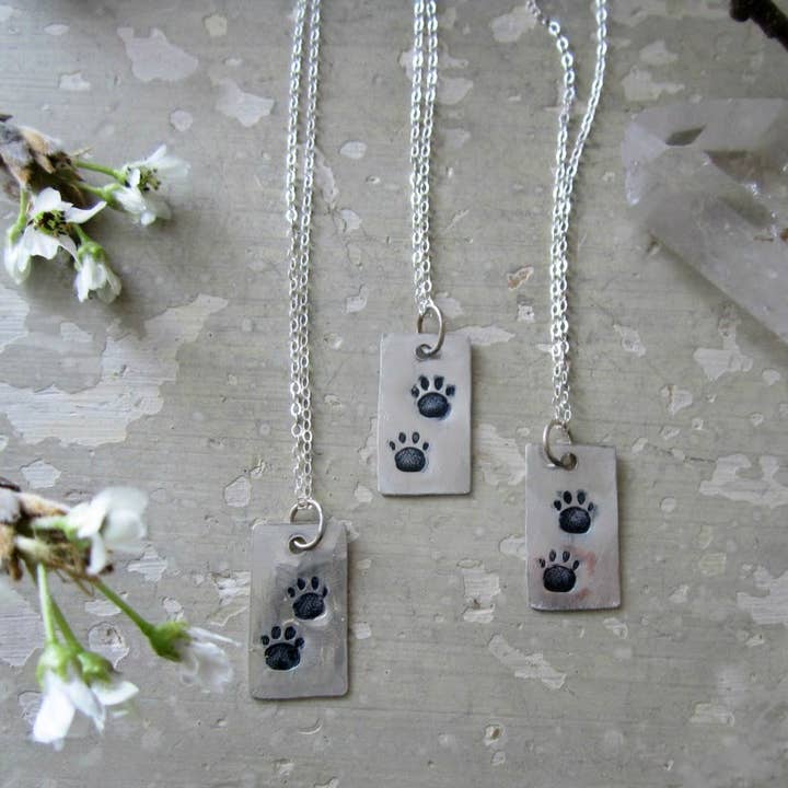 Pendentif double imprimé patte sterling pour la vente par Contempo Jewelry