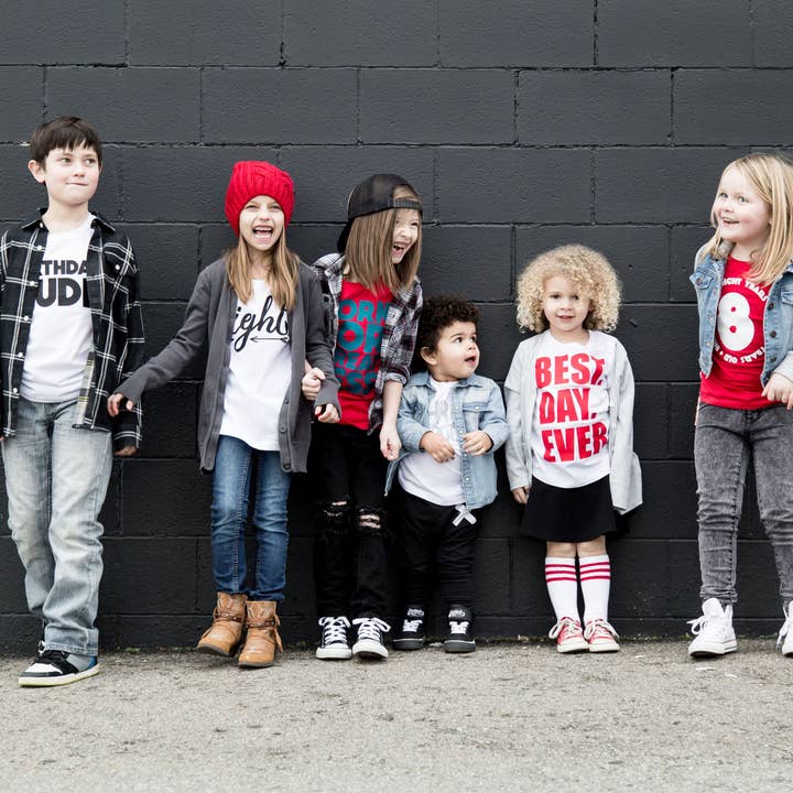 Acht Jahre altes Unisex Fit T-Shirt für den Großhandel von The Talking Shirt