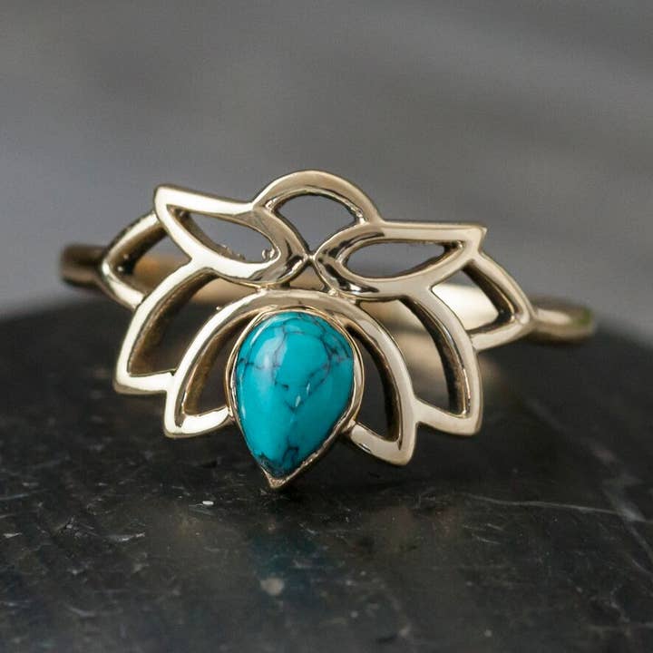 Messing lotusring met gefacetteerde steen voor wholesale door Baizaar